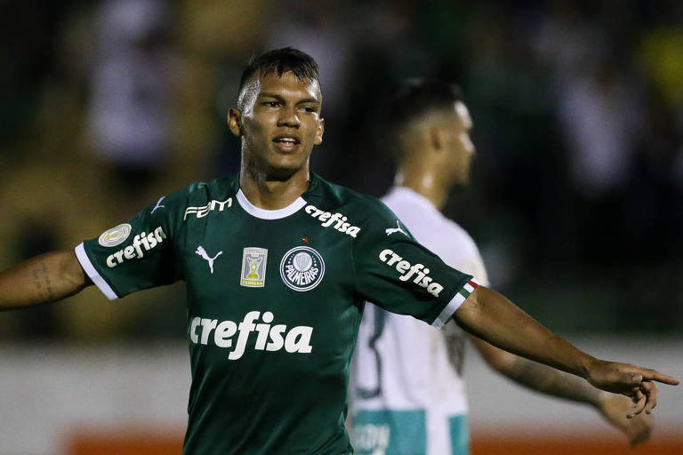 Gabriel Veron comemora o seu segundo gol na goleada do Palmeiras por 5 a 1 sobre o Goiás, pelo Campeonato Brasileiro