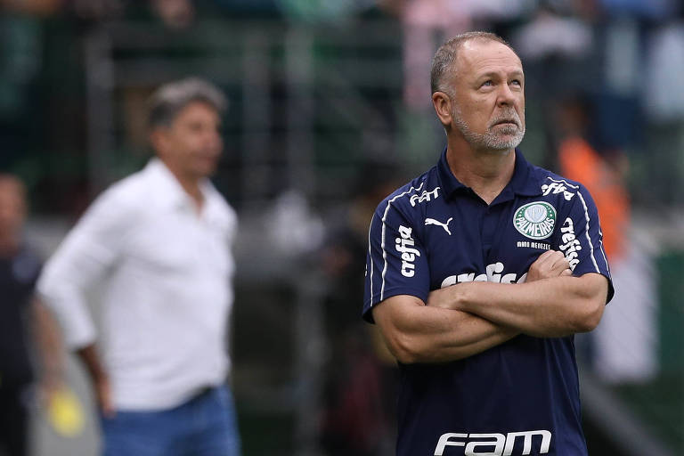 O técnico Mano Menezes "caiu para cima" ao deixar o comando do Cruzeiro, que brigava contra o rebaixamento, para assumir o Palmeiras, brigando na ponta da tabela