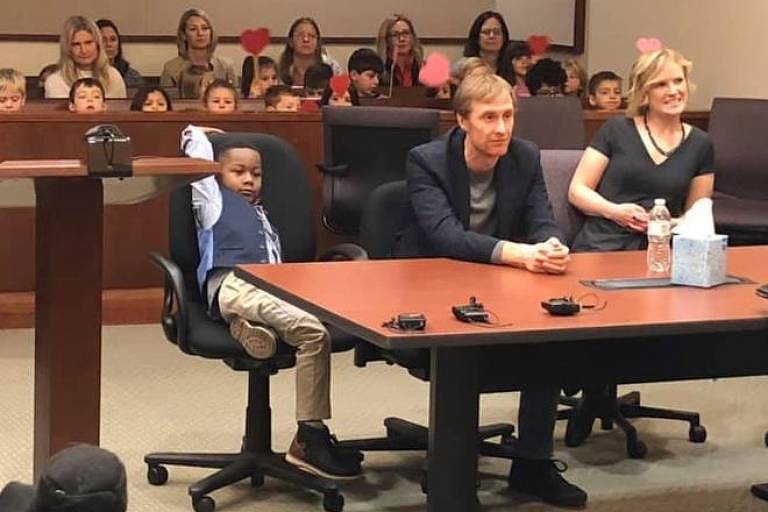 Menino de 5 anos convida toda a classe para assistir a sua adoção legal