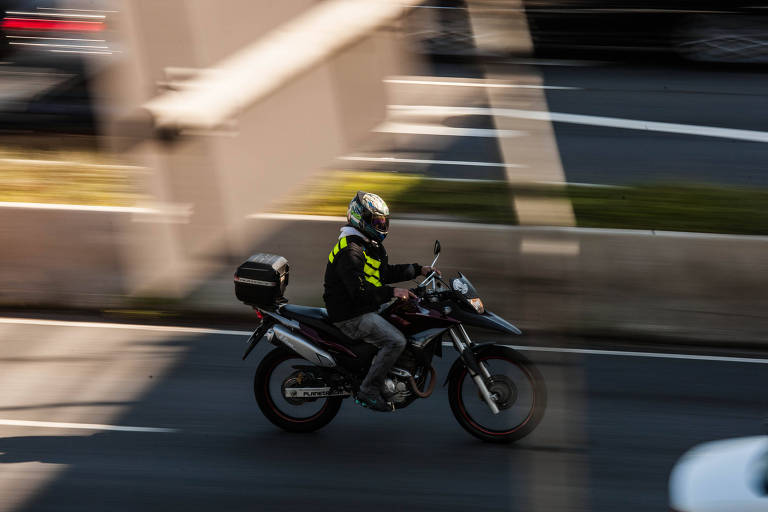 Motoboy circula na avenida 23 de Maio