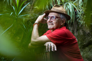 O poeta Jorge Salomão em sua casa em Santa Teresa, no Rio de Janeiro