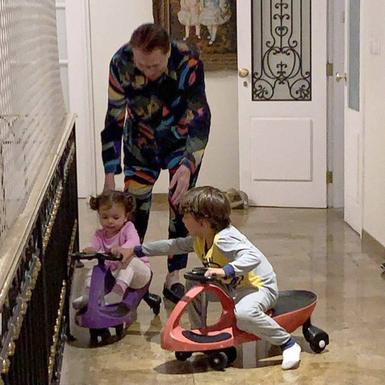 O avô Silvio Santos curtes os netos, filhos de Patricia Abravanel