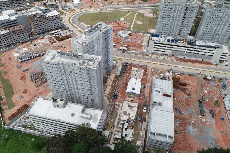Canteiro de obras visto de cima, com prédios sem acabamento 