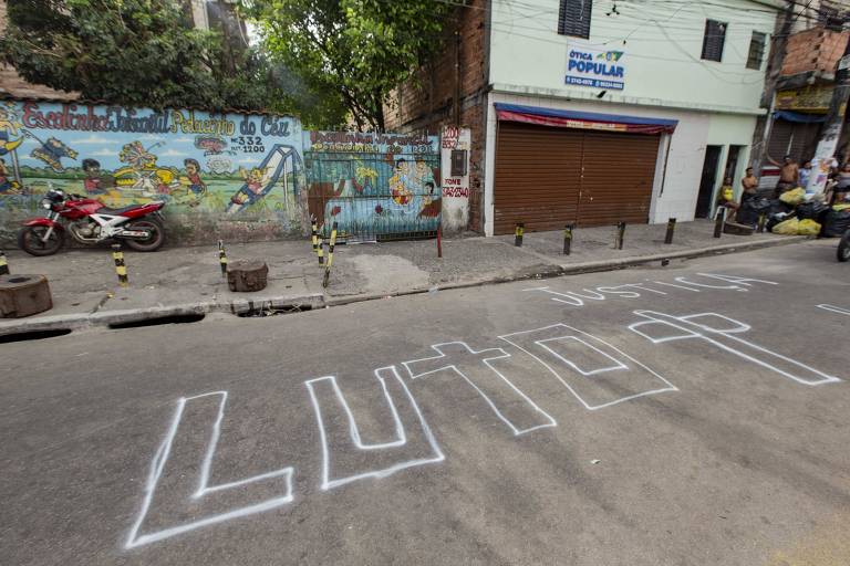 Frases pichadas no chão em frente a viela onde ocorreram as mortes durante ação policial em baile funk na comunidade de Paraisópolis