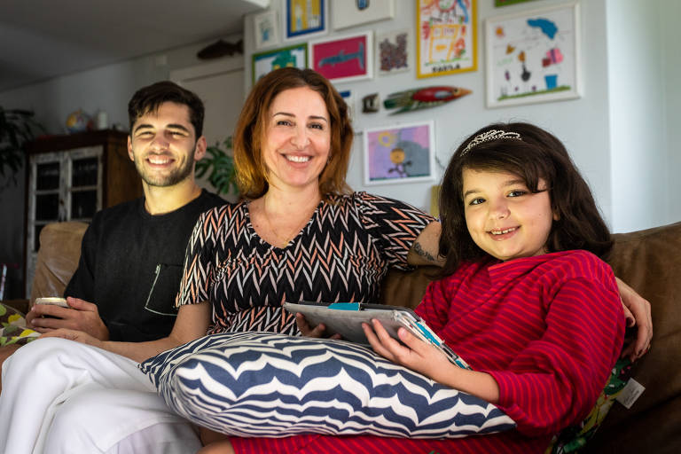 A psicóloga Paula Penteado estipulou regras para uso de celular e internet em casa para os filhos, de 20, 18 e 7 anos. A filha mais nova, de sete anos, só pode usar o tablet por uma hora à noite.