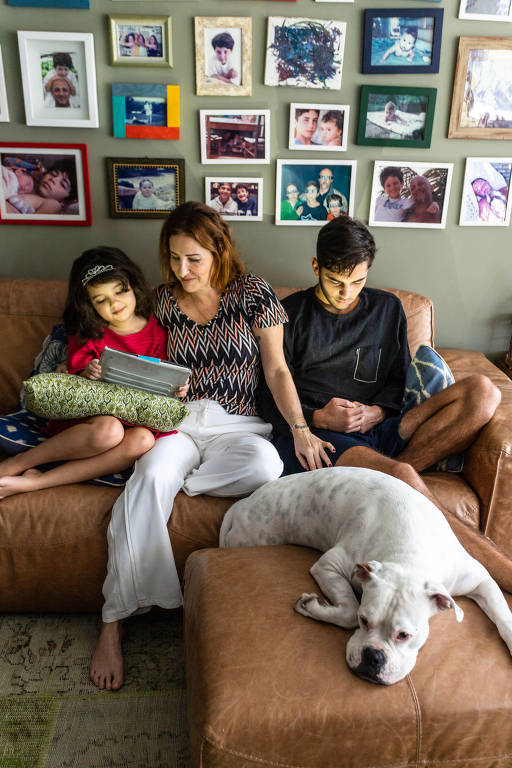 A psicóloga Paula Penteado estipulou regras para uso de celular e internet em casa para os filhos, de 20, 18 e 7 anos. A filha mais nova, de sete anos, só pode usar o tablet por uma hora à noite.