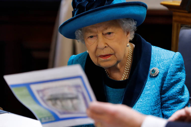Rainha Elizabeth olha um documento, em Londres.