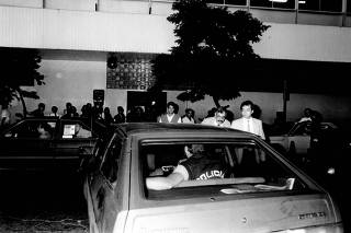 Agentes da Polícia Federal deixam o prédio da Folha após invasão, em 1990