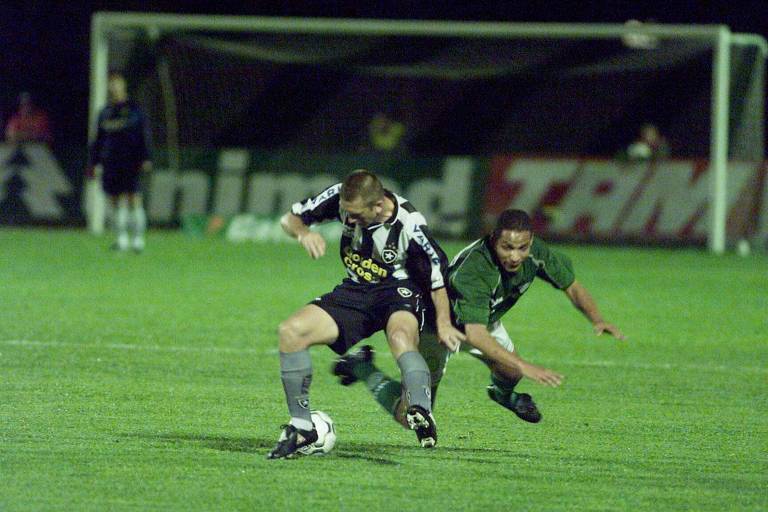 BOTAFOGO, 2002 - O time carioca terminou o Campeonato Brasileiro na última posição e acabou rebaixado pela primeira vez em sua história. O Botafogo voltou à elite em 2004