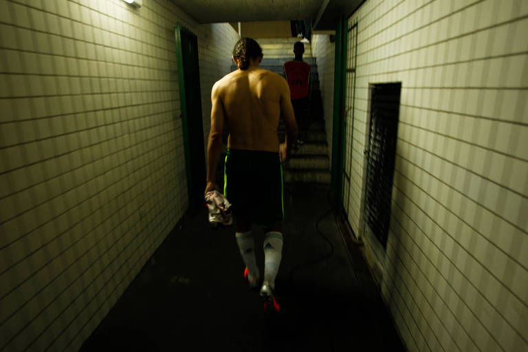 PALMEIRAS, 2012 - Ao terminar o Campeonato Brasileiro em 18º, o time alviverde, que contava com o atacante Barcos, foi rebaixado pela segunda vez em sua história. O Palmeiras voltou à elite em 2014