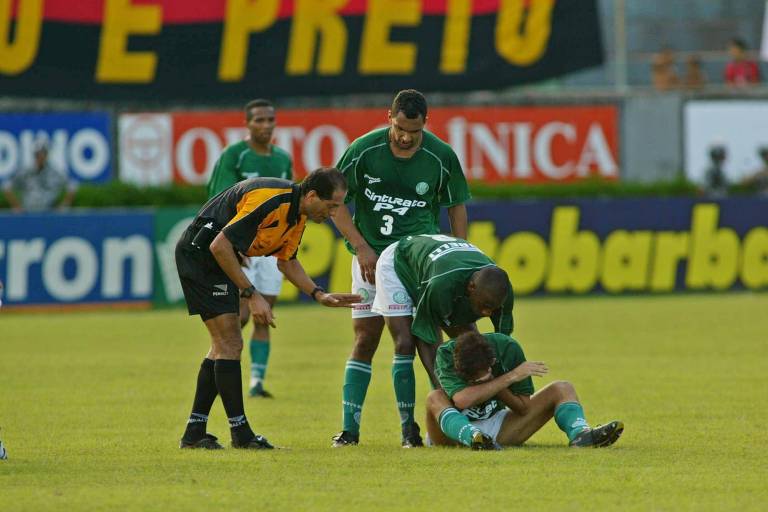 PALMEIRAS, 2002 - O time alviverde terminou o Brasileiro em 24º e acabou rebaixado pela primeira vez em sua história. O Palmeiras voltou à elite em 2004
