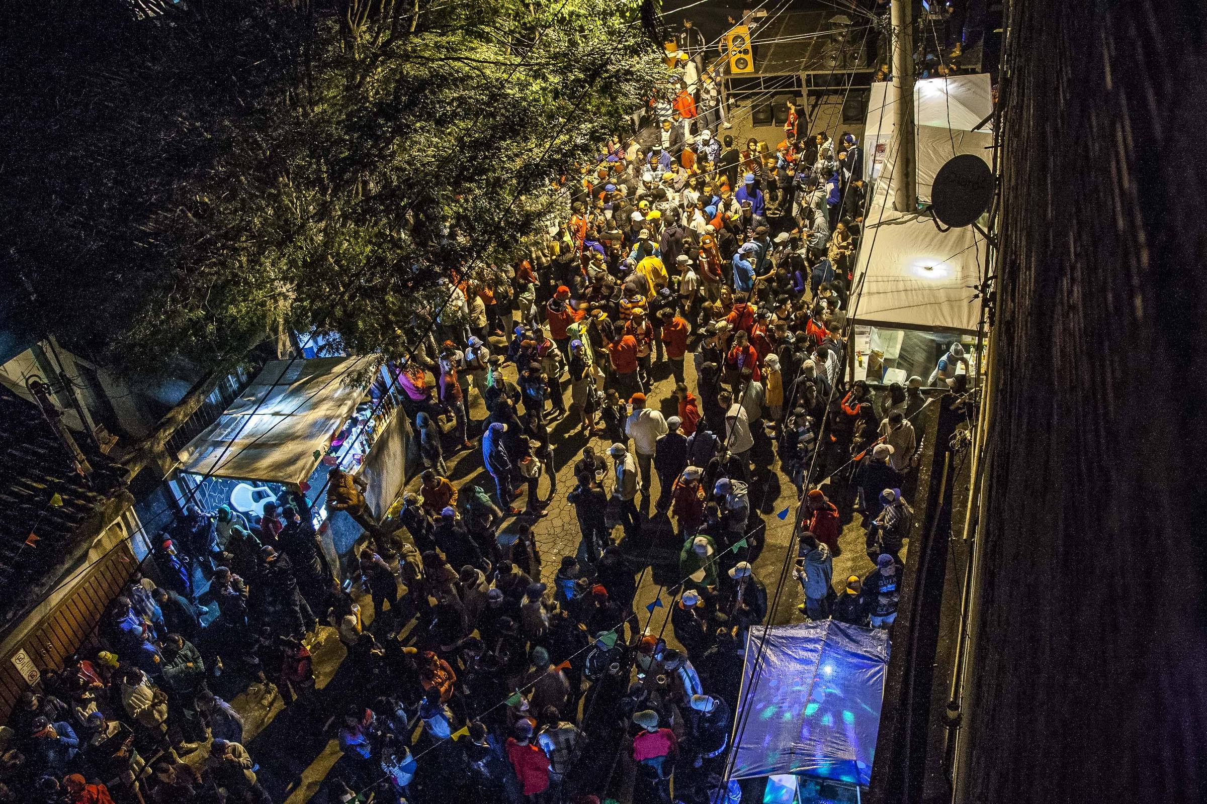 Frequentadores de bailes funk dizem que vão a festas sem estrutura atrás de  diversão - 08/12/2019 - São Paulo - Agora