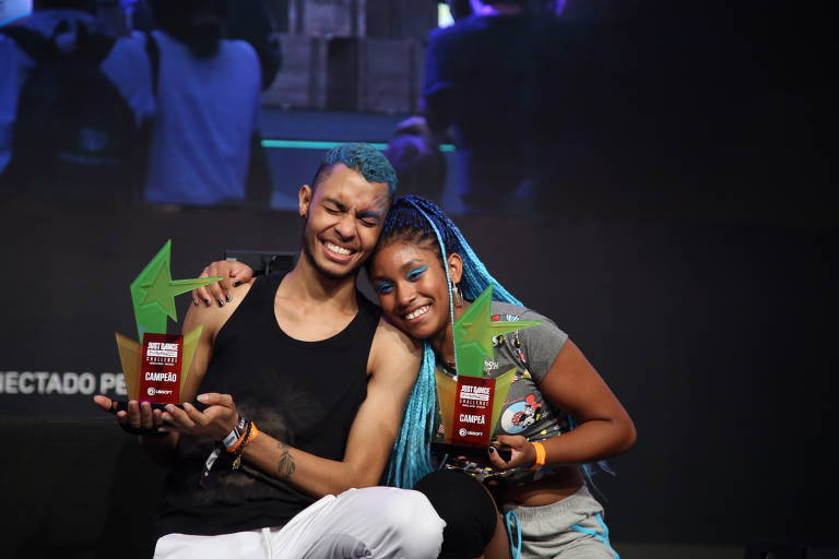 Tiago de Oliveira, 22, Aynne Alana, 14, vencedores da etapa brasileira do campeonato latino-americano de Just Dance