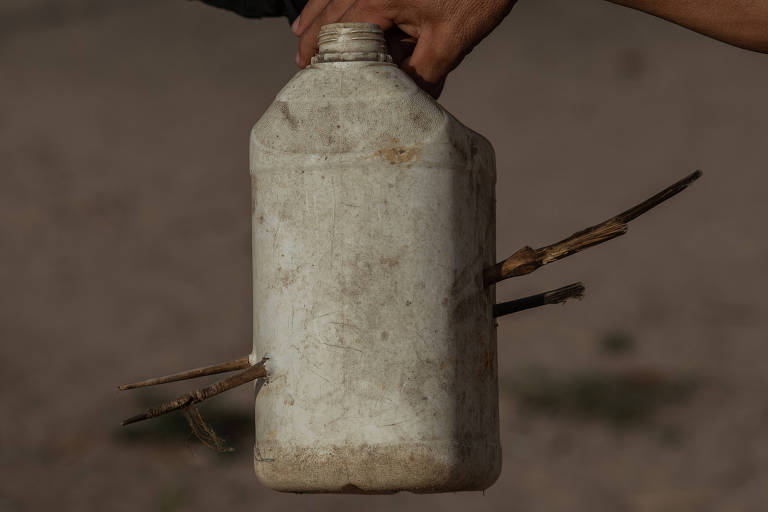 Índio guajajara mostra vasilha de água que foi flechado pelos awás; ato foi interpretado como sinal de que isolados não desejam ser incomodados