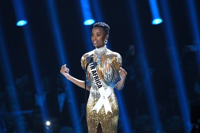 Zozibini Tunzi discursa durante o Miss Universo 2019