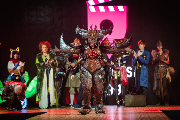 Jaqueline Fernandes, 31, venceu o Concurso Cosplay da Comic Con 2019 com personagem Diablo Prime Evil, do jogo de RPG "Diablo III"