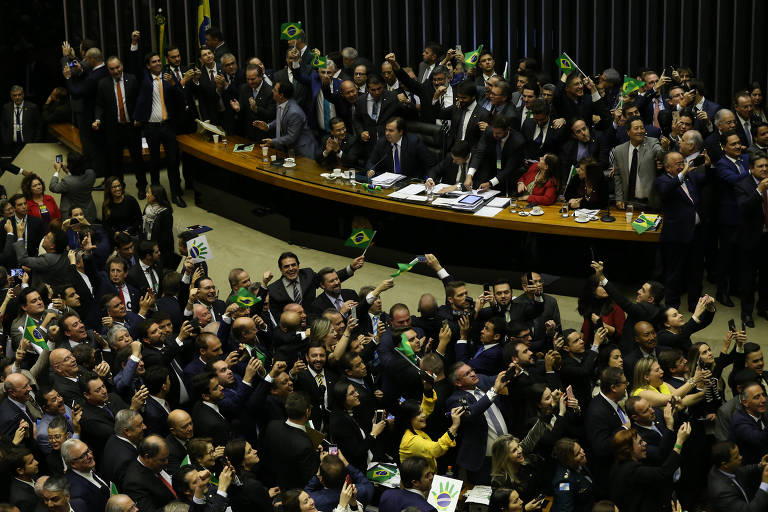 Deputados favoráveis comemoram a aprovação do texto-base da reforma da Previdência, na Câmara dos Deputados. Após oito meses do envio da proposta ao Congresso, no dia 20 de fevereiro, o texto foi aprovado pelo Senado em segundo turno, por 60 votos a 19. Com a reforma, o Brasil passa a ter uma idade mínima para aposentadorias