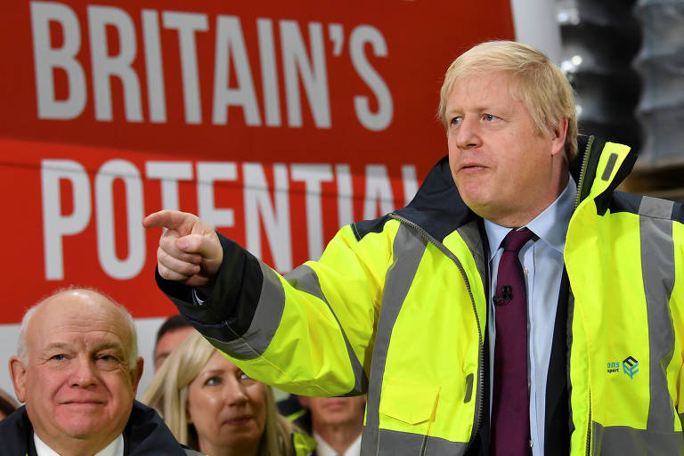 O primeiro-ministro britânico, Boris Johnson, conversa com eleitores na cidade de Washington, na Inglaterra