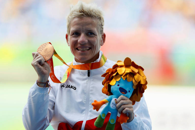 Marieke Vervoort celebra sua medalha de bronze na Paraolimpíada do Rio de Janeiro