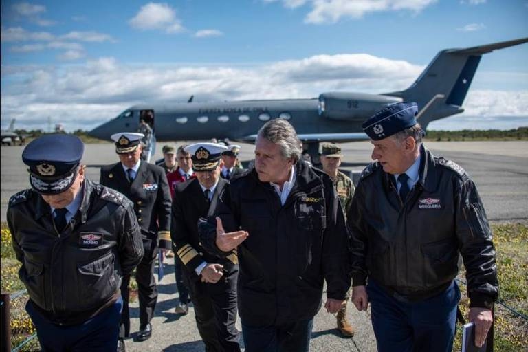 O ministro da Defesa do Chile, Alberto Espina, ao centro, chega à base aérea de Punta Arenas para coordenar os trabalhos de busca do avião militar desaparecido