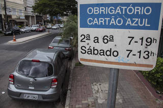 RUA TEM METADE DA EXTENSÃO RESERVADA PARA ZONA AZUL