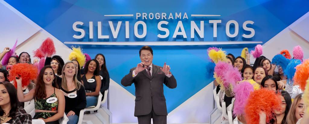 Silvio Santos de tênis branco comanda o Programa Silvio Santos, com a plateia
