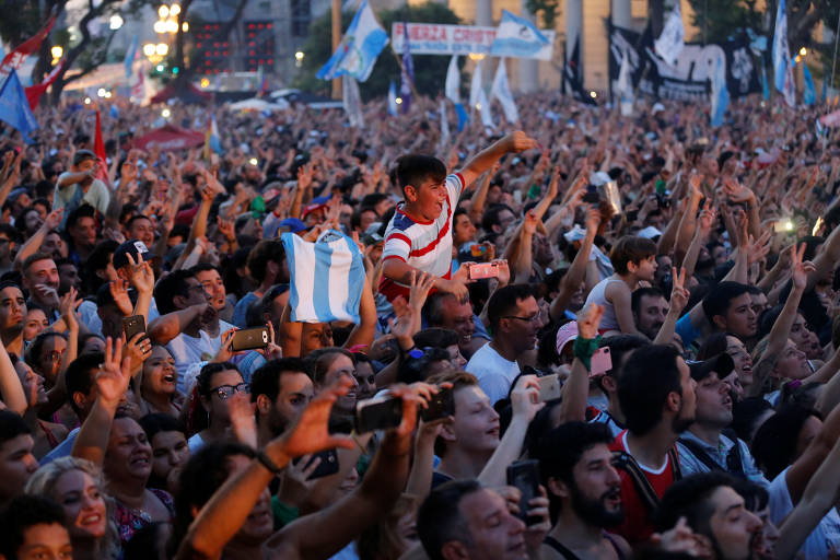 Multidão acompanha discurso de Alberto Fernández e Cristina Kirchner, na Casa Rosada, sede do governo
