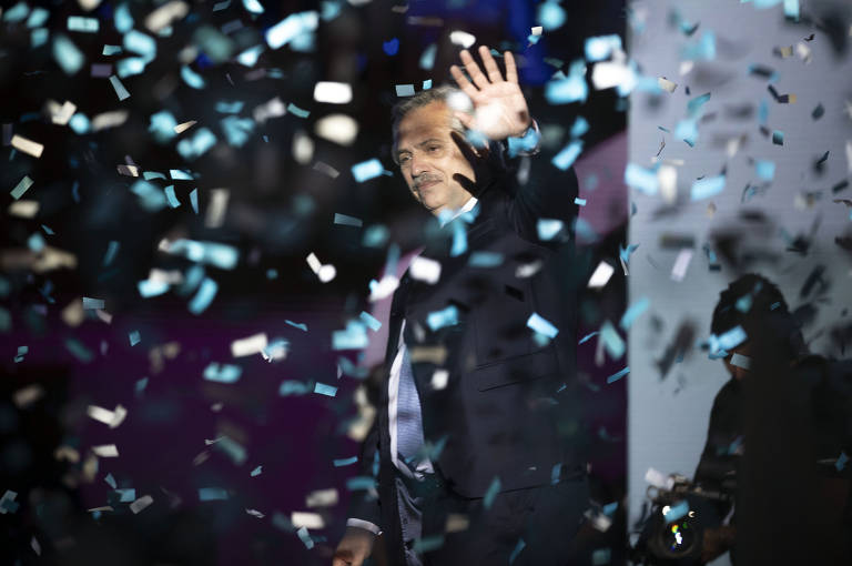 Alberto Fernández acena para seus apoiadores durante sua cerimônia de posse, em Buenos Aires