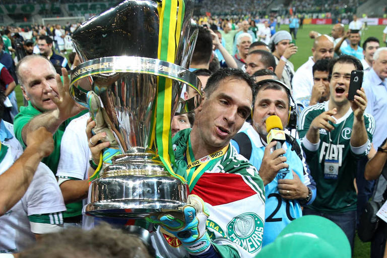 O goleiro Fernando Prass com a taça da Copa do Brasil de 2015