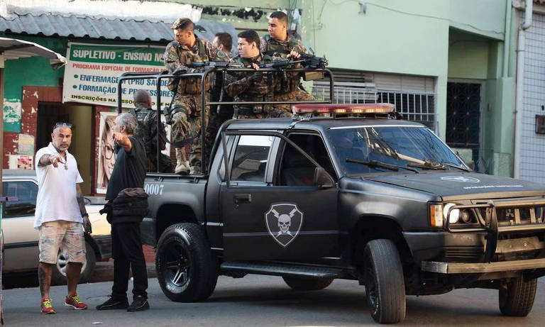 Marcello Melo Jr.e Dani Suzuki  em Arcanjo Renegado