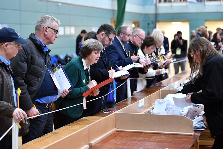 Eleitores conferem apuração de votos em centro em Glasgow, na Escócia
