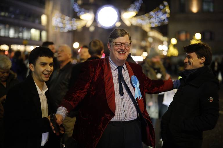Apoidor de Boris Johnson festeja ao acompanhar apuração que deu vitória ao líder conservador