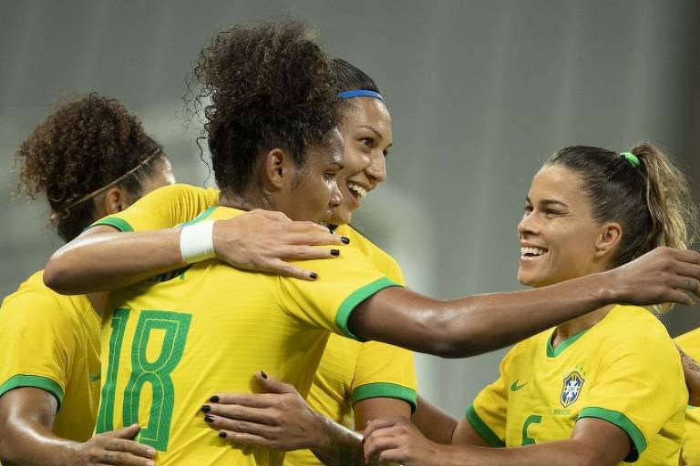 Jogadoras da seleção brasileira comemoram gol na vitória por 6 a 0 sobre o México, na Arena Corinthians