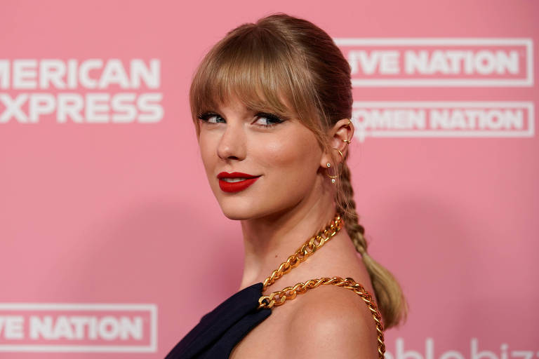 Taylor Swift no tapete vermelho da premiação "Billboard Women in Music", em Los Angeles, nos EUA