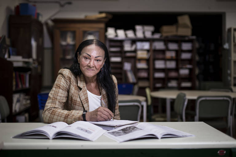 Cláudia Menezes, 66, na biblioteca da Caetano de Campos, em SP