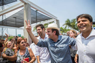O então prefeito do Rio, Eduardo Paes (de chapéu), com Pedro Paulo (à dir.) em evento na capital fluminense