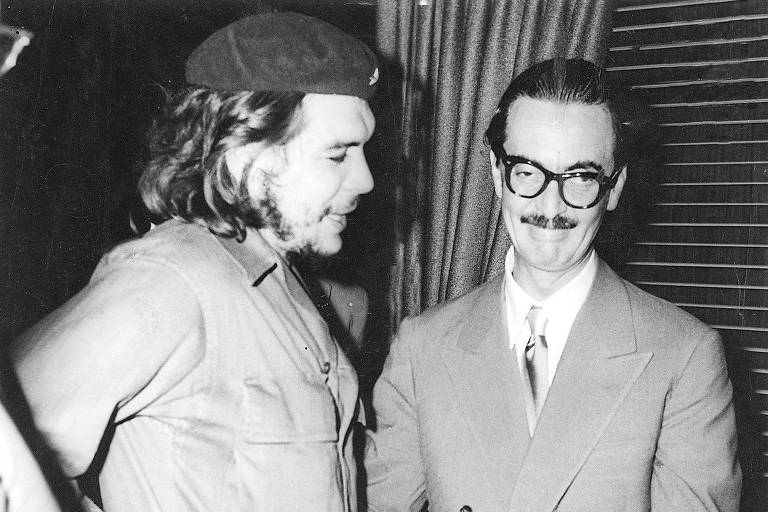 Che Guevara, então ministro da Indústria de Cuba, ao ser condecorado pelo presidente Jânio Quadros
