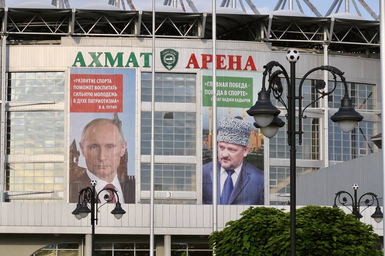 Fotos de Putin e de Akhmat Kadirov na arena de futebol em Grozni, chamada Akhmat
