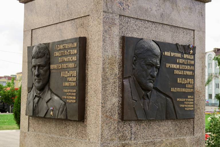 Monumento ao estilo soviético comemora o presidente Ramzan Kadirov (dir.) e seu pai, o presidente morto Akhmat Kadirov, em Grozni