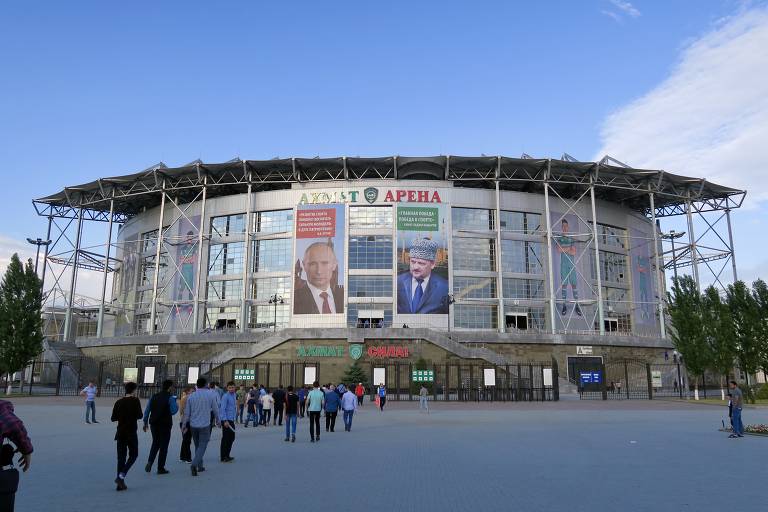 Fotos de Putin e de Akhmat Kadirov na arena de futebol em Grozni, chamada Akhmat