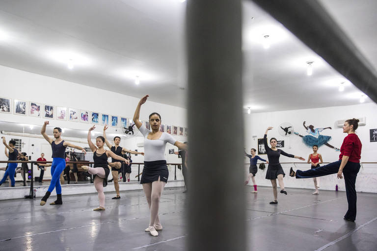 Ensaio da  Cia de Ballet Fernanda Bianchini  onde maioria dos alunos e alunas são deficientes visuais. Professora Patricia Celante, 44, durante ensaio de ballet clássico 