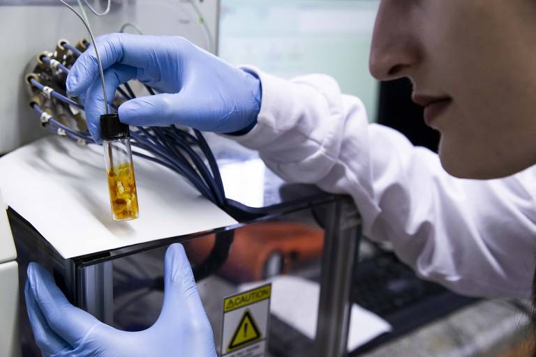 Cientista da empresa Entourage Phytolab que, em parceria com a Unicamp, desenvolve um extrato concentrado de canabidiol para produção de medicamentos