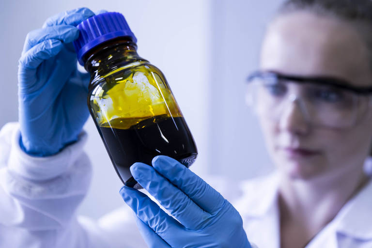 Cientista da empresa Entourage Phytolab que, em parceria com a Unicamp, desenvolve um extrato concentrado de canabidiol para produção de medicamentos