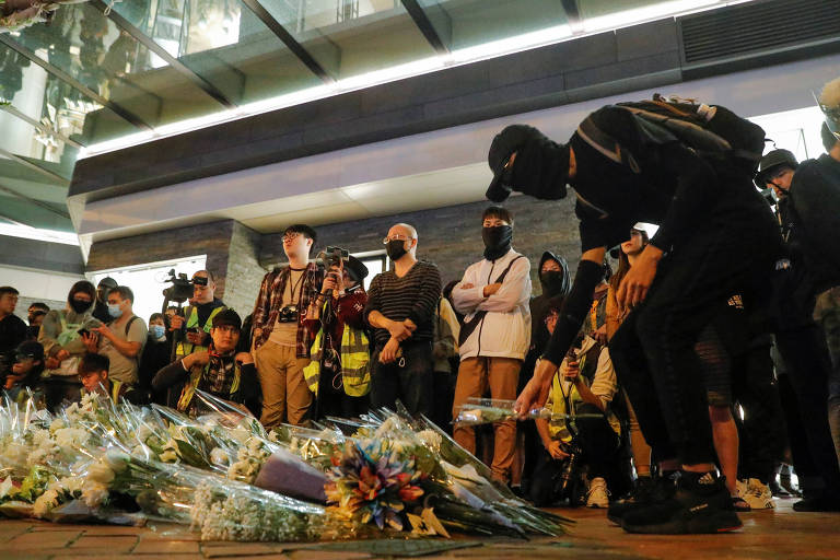 Ativistas fazem vigília para o manifestante morto em uma queda durante protesto em Hong Kong 