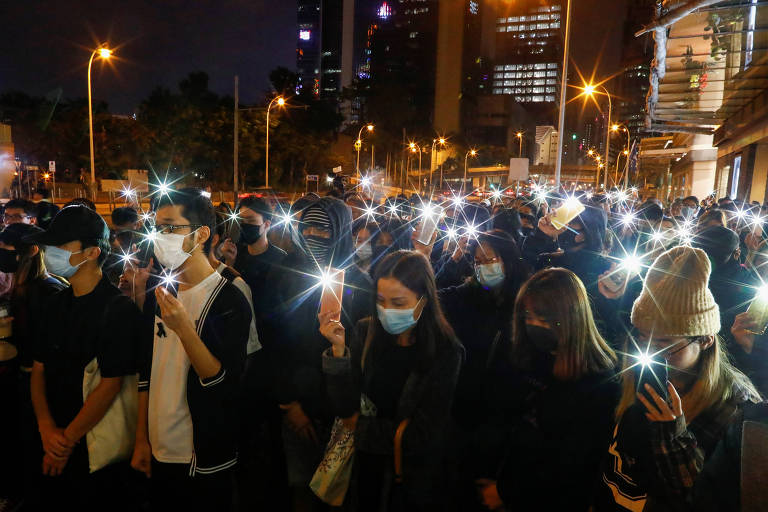 Ativistas fazem vigília para o manifestante morto em uma queda durante ato, em Hong Kong 