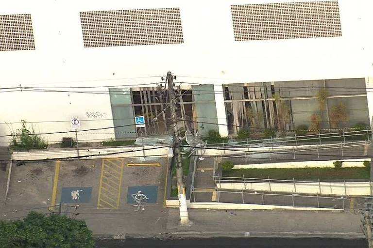 Na imagem, uma agência bancária na avenida Belmiro Marin, na zona sul de São Paulo, aparece depredada