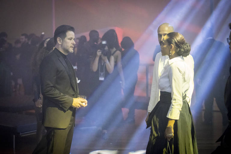 Raul (Murilo Benício) levanta e vai para o palco, chamando Álvaro (Irandhir Santos), e se encontra com Vitória (Taís Araújo)