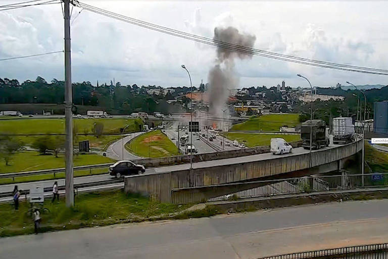 Caminhão perde o controle e cai sobre a rodovia Raposo Tavares