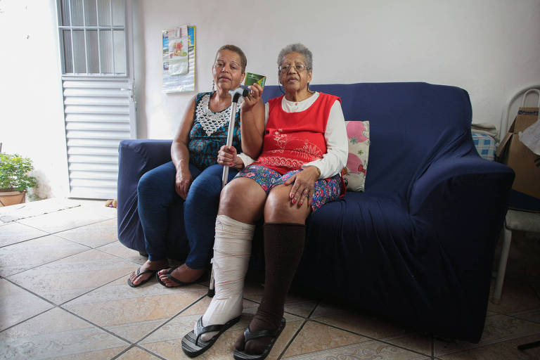 A cuidadora de idosos Lúcia Helena com sua mãe, Araci de Jesus Bento Mariguela, 77 anos; elas têm um custo de R$ 294 por mês com ataduras