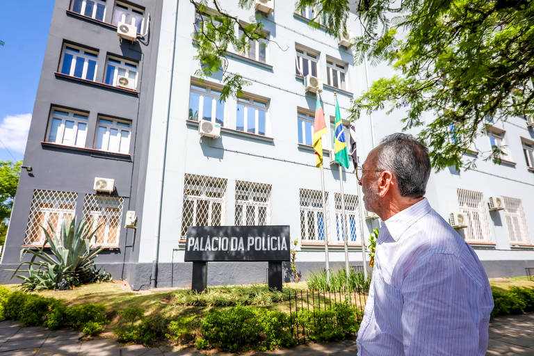 "Meu sequestro ocorreu durante a tarde, enquanto estava em uma rua do bairro Menino Deus. Fui levado para o antigo Dops (Departamento de Ordem Política e Social), onde hoje funciona a Polícia Civil, que agora revejo. Muita gente passa em frente deste lugar sem saber o que acontecia aqui", afirma